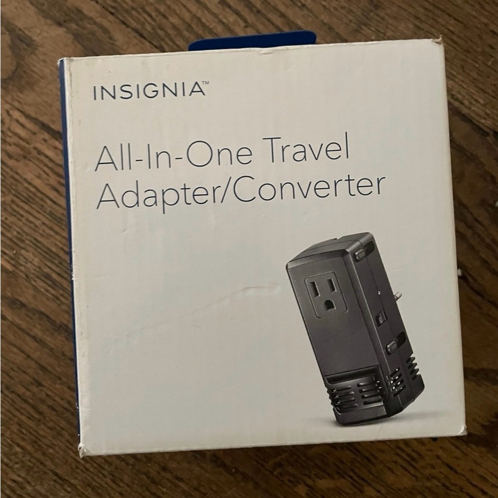 NWOT Insigna Travel Adapter & Converter NS-MTA1875 Black